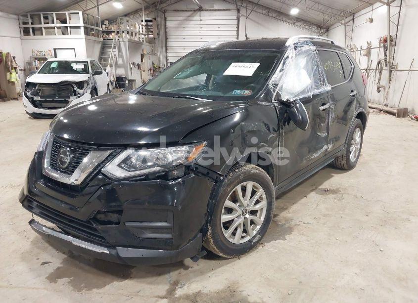 Photo 2 of 2018 Nissan Rogue SV (VIN JN8AT2MV0JW331029)