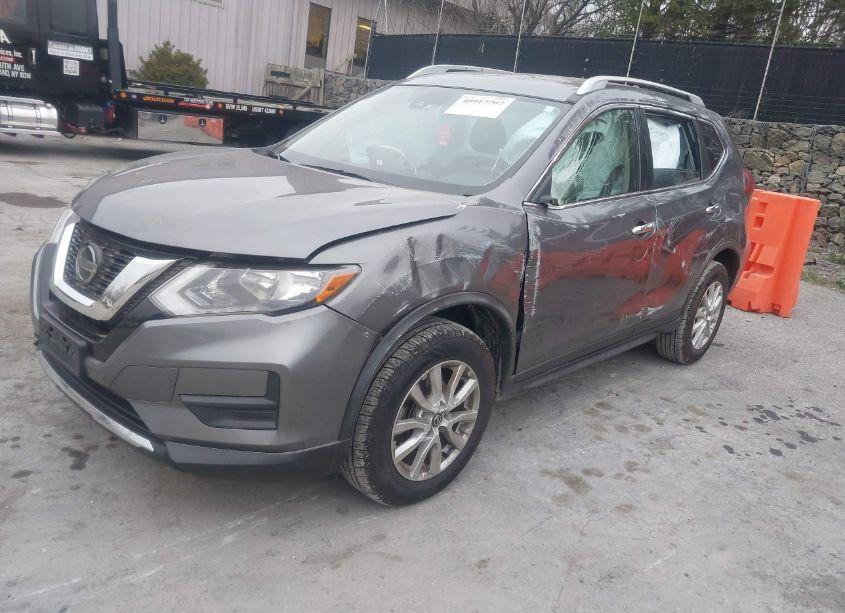 Photo 2 of 2019 Nissan Rogue SV (VIN JN8AT2MV0KW382449)