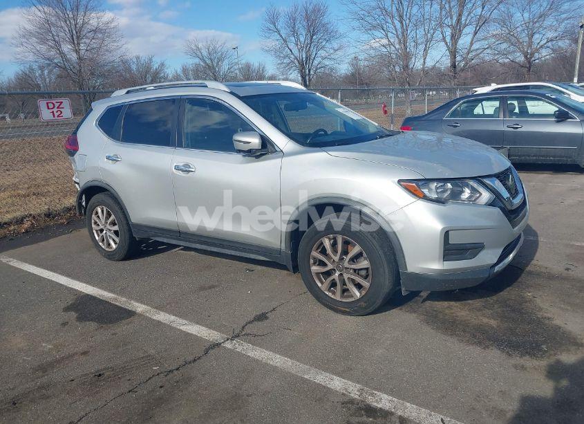 2018 Nissan Rogue SV (VIN JN8AT2MV1JW350365) main photo