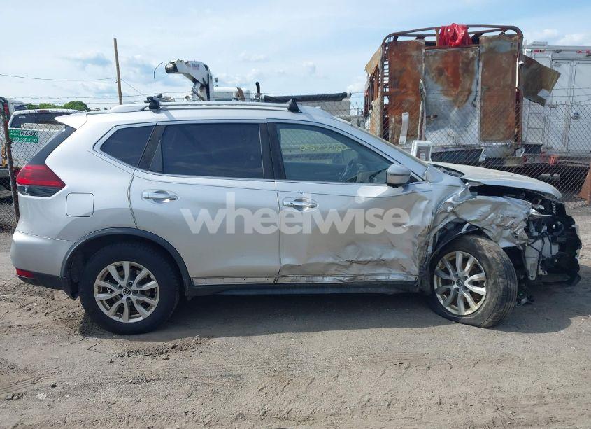 Photo 13 of 2018 Nissan Rogue SV (VIN JN8AT2MV1JW352732)