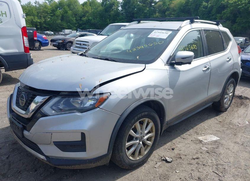Photo 2 of 2018 Nissan Rogue SV (VIN JN8AT2MV1JW352732)