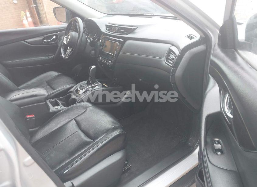 Photo 5 of 2019 Nissan Rogue SV (VIN JN8AT2MV2KW389810)