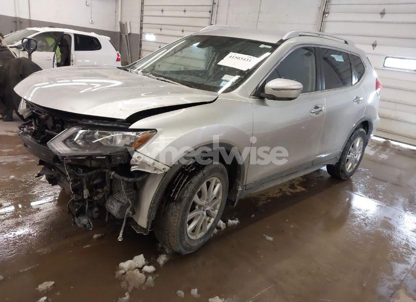 Photo 2 of 2019 Nissan Rogue SV (VIN JN8AT2MV5KW376498)