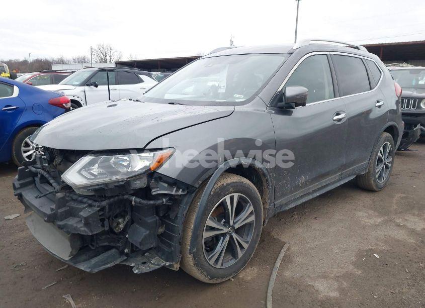 Photo 2 of 2019 Nissan Rogue SV (VIN JN8AT2MV5KW386836)