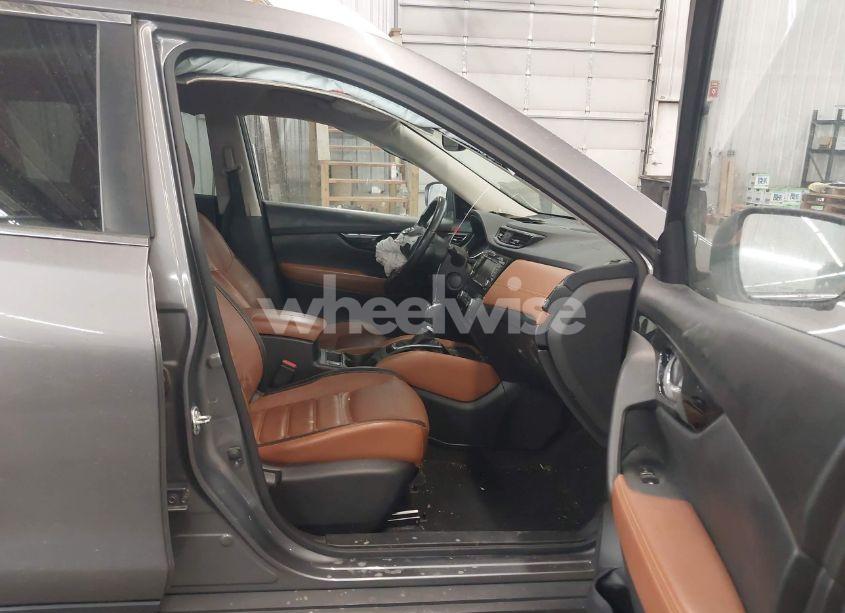 Photo 5 of 2018 Nissan Rogue SL (VIN JN8AT2MV6JW343041)