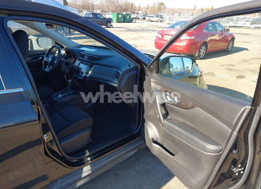 Photo 5 of 2019 Nissan Rogue SV (VIN JN8AT2MV7KW377765)