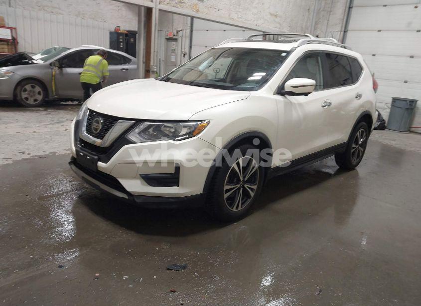 Photo 2 of 2019 Nissan Rogue SV (VIN JN8AT2MV8KW397796)
