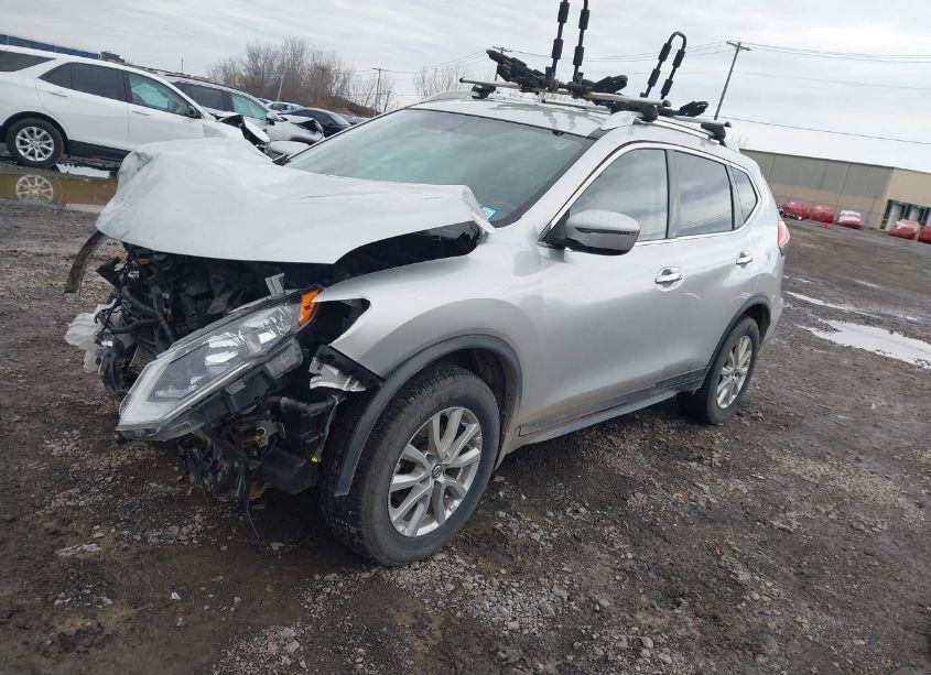 Photo 2 of 2018 Nissan Rogue SV (VIN JN8AT2MVXJW353166)