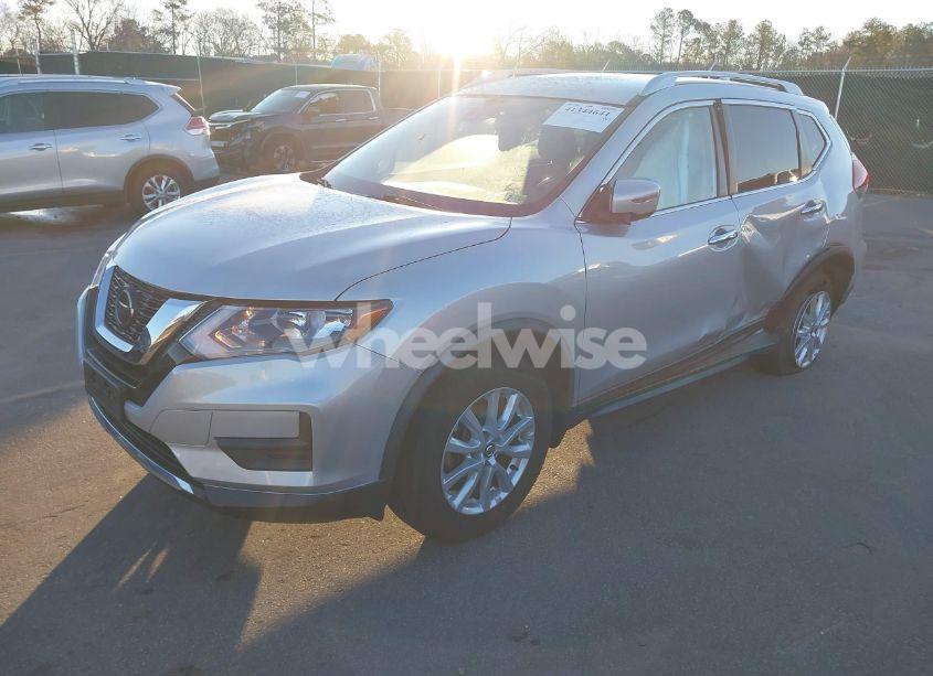 Photo 2 of 2019 Nissan Rogue SV (VIN JN8AT2MVXKW375119)