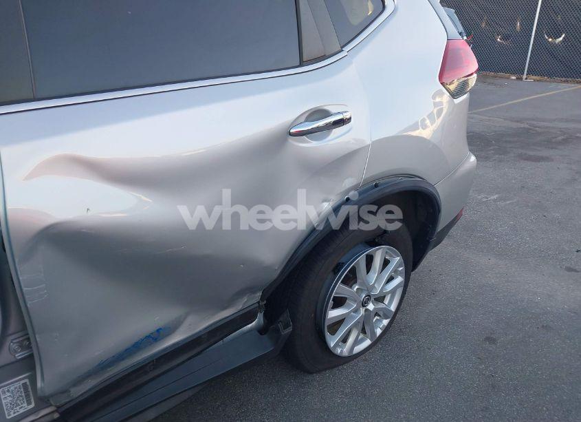 Photo 6 of 2019 Nissan Rogue SV (VIN JN8AT2MVXKW375119)