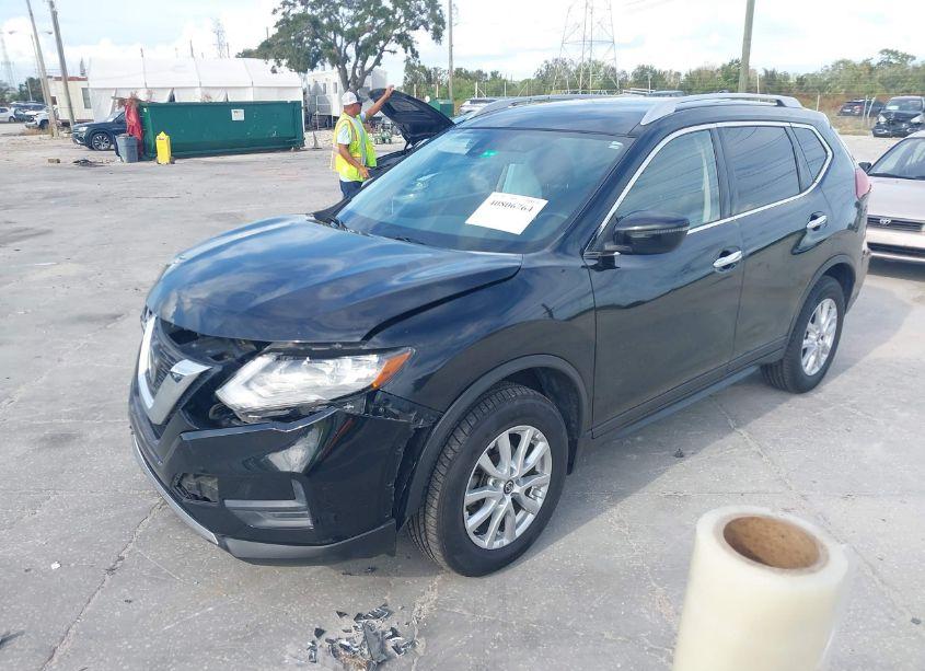 Photo 2 of 2019 Nissan Rogue SV (VIN JN8AT2MVXKW377923)
