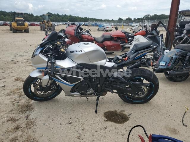 Photo 3 of 2025 SUZUKI GSX-R1000 N/A (VIN JS1DM11B0S7100437)