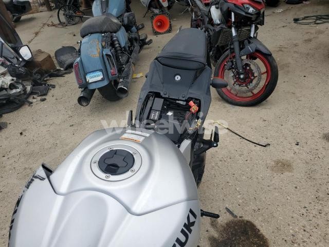 Photo 8 of 2025 SUZUKI GSX-R1000 N/A (VIN JS1DM11B0S7100437)