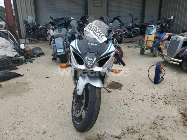 Photo 9 of 2025 SUZUKI GSX-R1000 N/A (VIN JS1DM11B0S7100437)