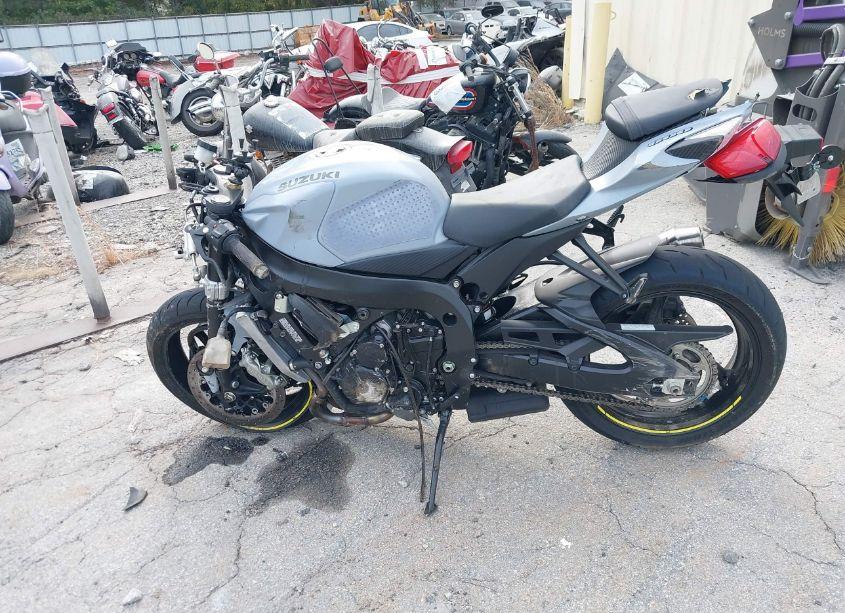 Photo 2 of 2022 Suzuki Gsx-r600 N/A (VIN JS1GN7FA5N7101133)