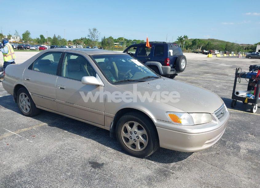 2000 Toyota Camry LE (VIN JT2BG22K0Y0473562) main photo