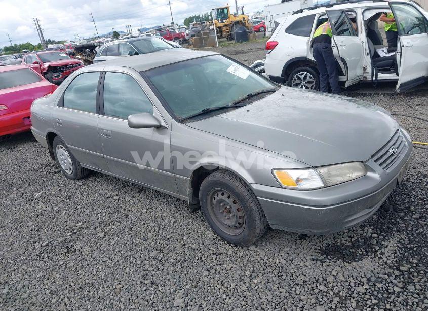 1998 Toyota Camry LE (VIN JT2BG22K6W0147522) main photo