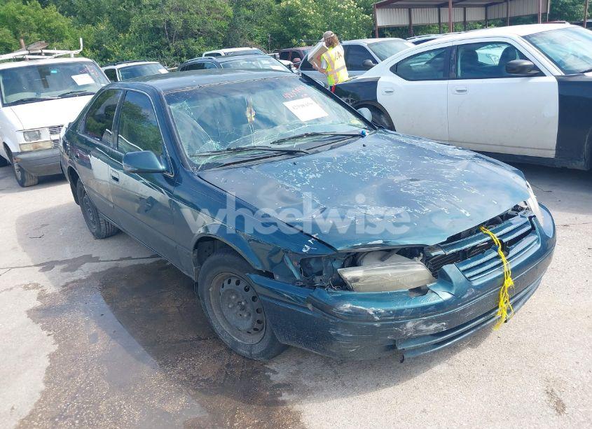 1998 Toyota Camry LE (VIN JT2BG22K9W0252734) main photo