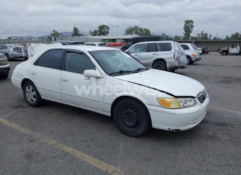 2001 Toyota Camry LE (VIN JT2BG22KX10538357) main photo