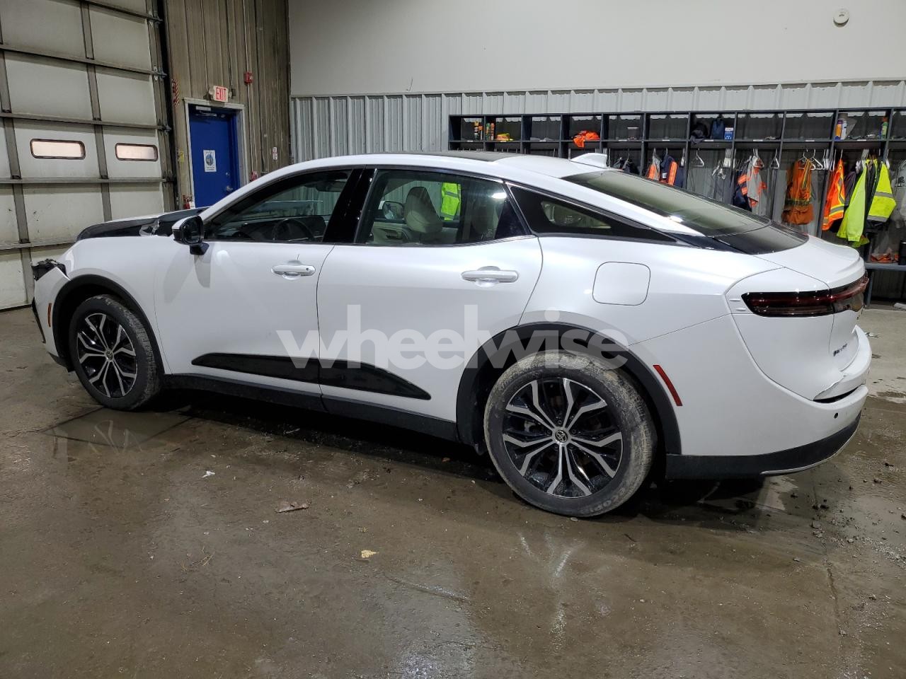 Photo 2 of 2024 TOYOTA CROWN XLE (VIN JTDAAAAF9R3028062)