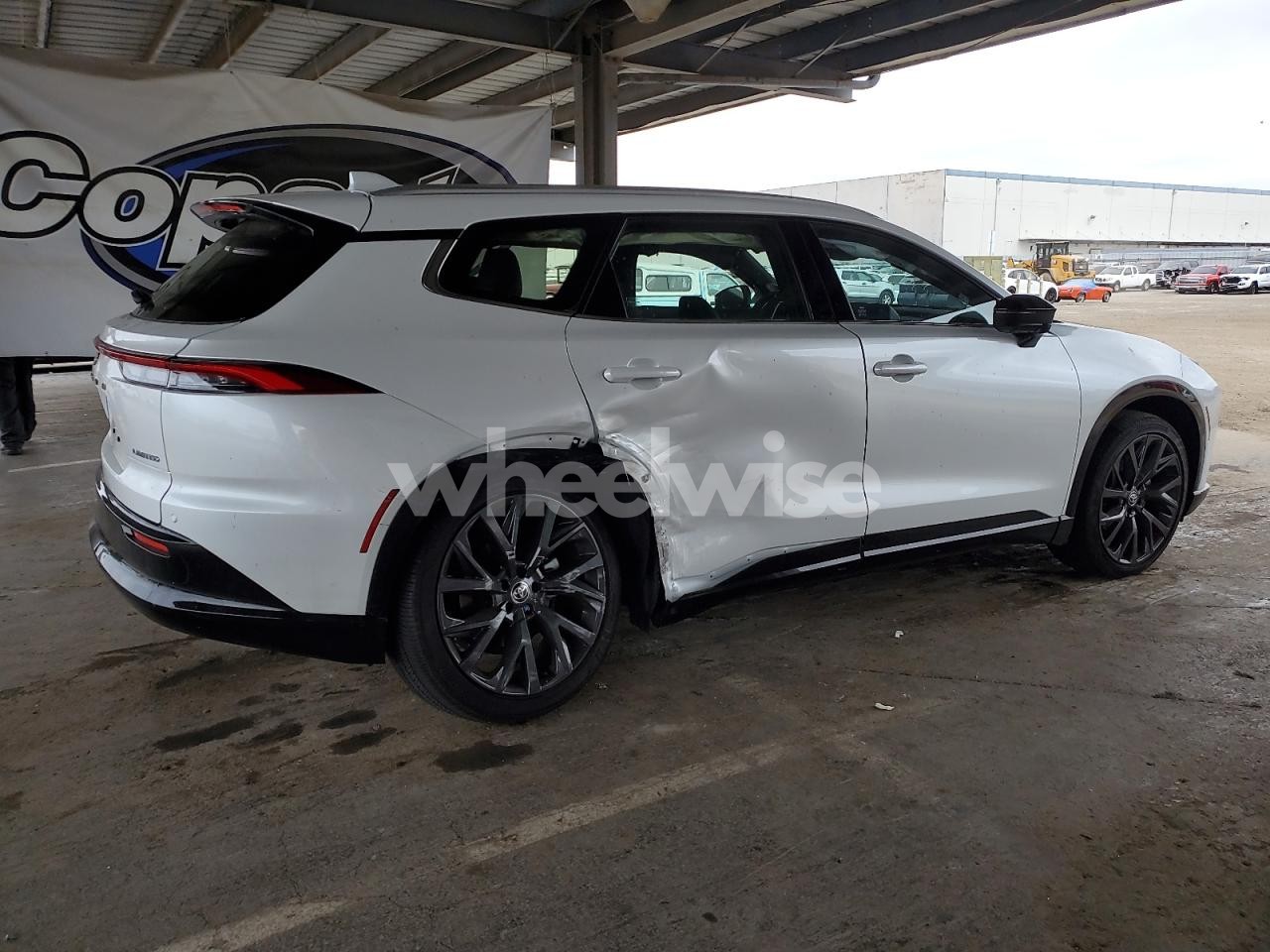 Photo 3 of 2025 TOYOTA CROWN SIGNIA XLE (VIN JTDACAAJ5S3011795)