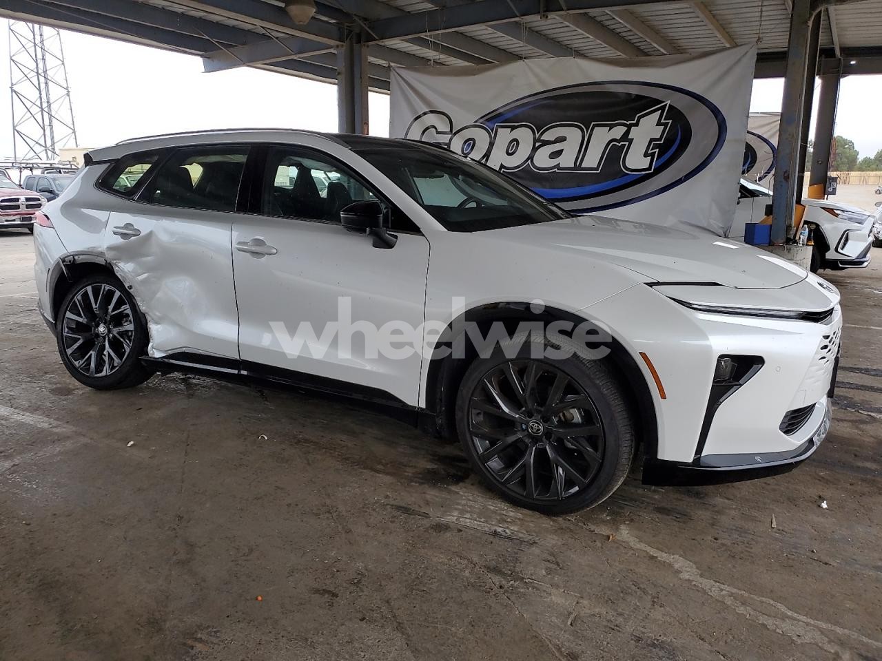 Photo 4 of 2025 TOYOTA CROWN SIGNIA XLE (VIN JTDACAAJ5S3011795)