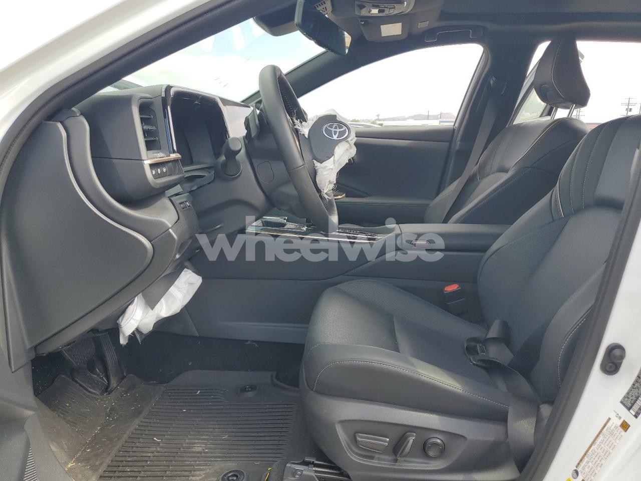 Photo 7 of 2025 TOYOTA CROWN SIGNIA XLE (VIN JTDACAAJ5S3022909)