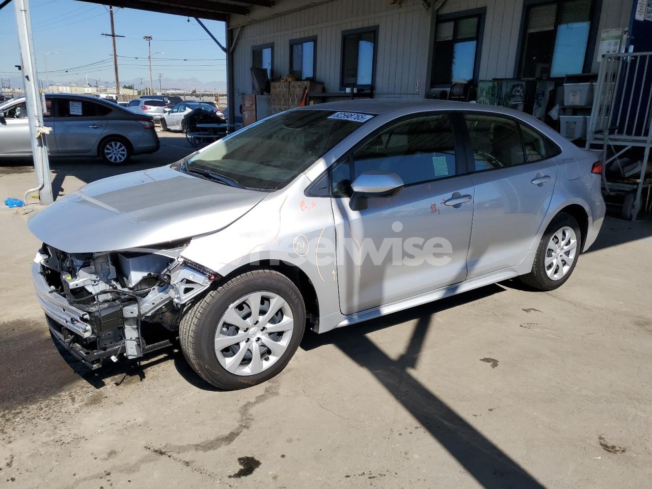 2024 TOYOTA COROLLA LE (VIN JTDBCMFE4R3067898) main photo