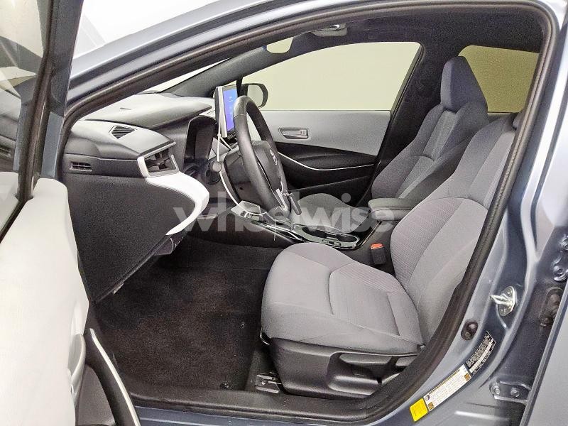 2025 TOYOTA COROLLA LE (VIN JTDBCMFE4SJ037513) main photo