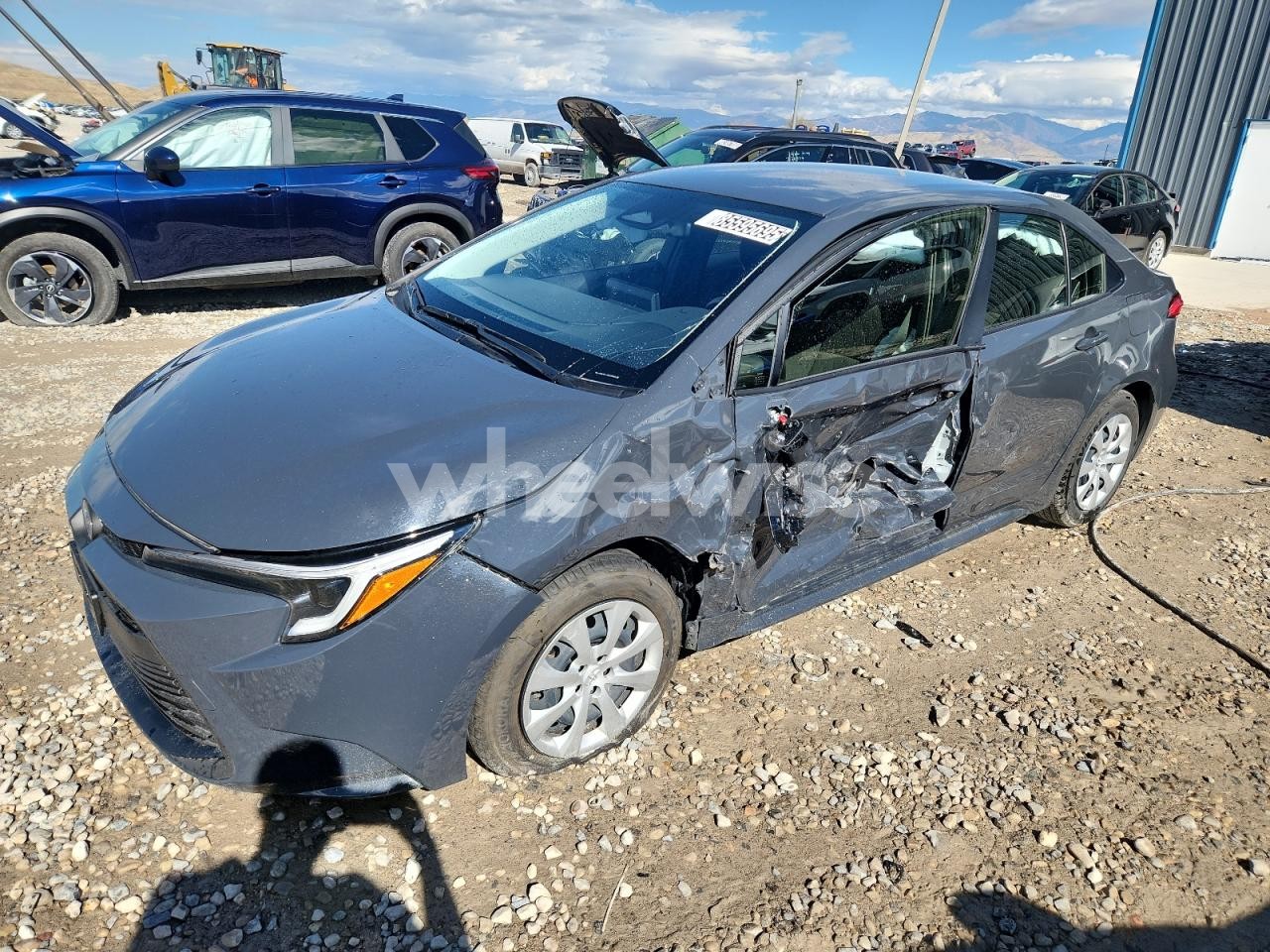 2025 TOYOTA COROLLA LE (VIN JTDBCMFE7S3072924) main photo