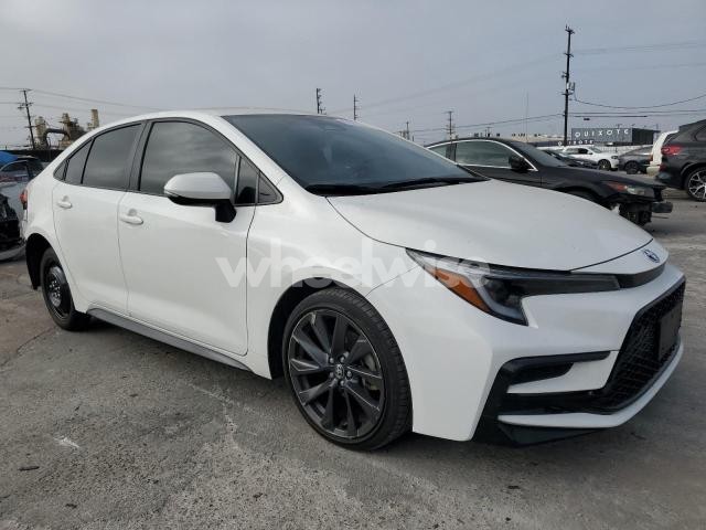 2024 TOYOTA COROLLA LE (VIN JTDBCMFE8R3033981) main photo