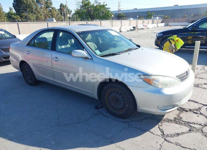 2003 Toyota Camry LE (VIN JTDBE30KX30152854) main photo