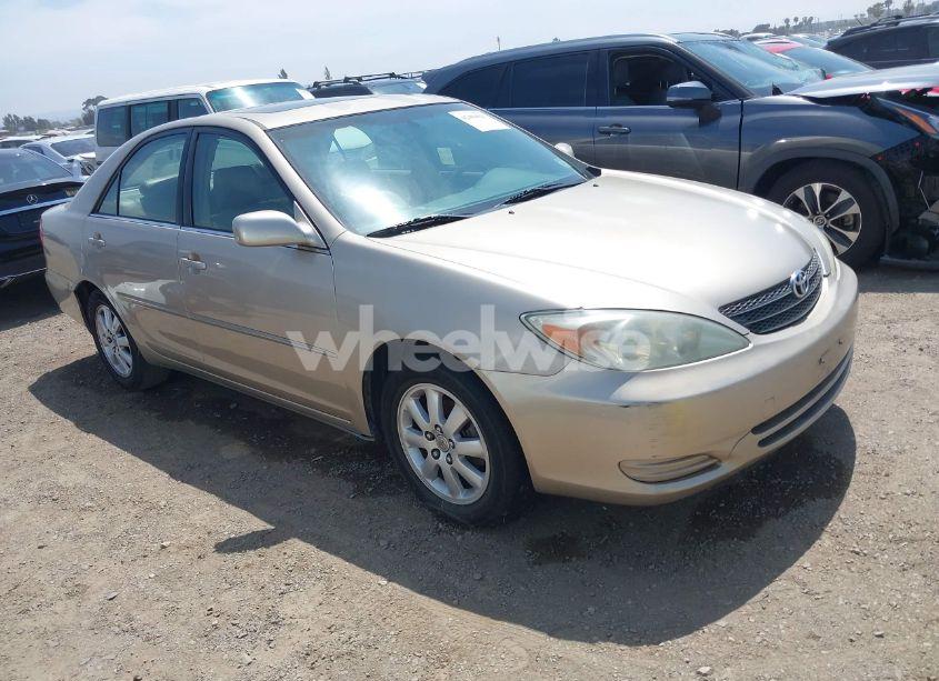 2002 Toyota Camry XLE (VIN JTDBE32K320070184) main photo