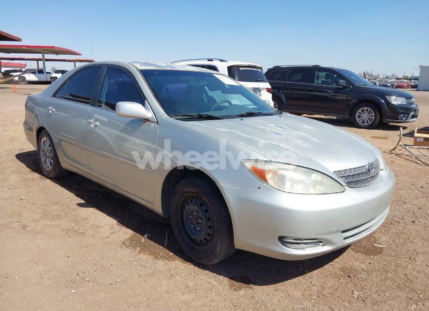 2002 Toyota Camry LE (VIN JTDBE32K320079726) main photo