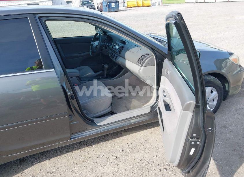 Photo 5 of 2002 Toyota Camry LE (VIN JTDBE32K320103653)