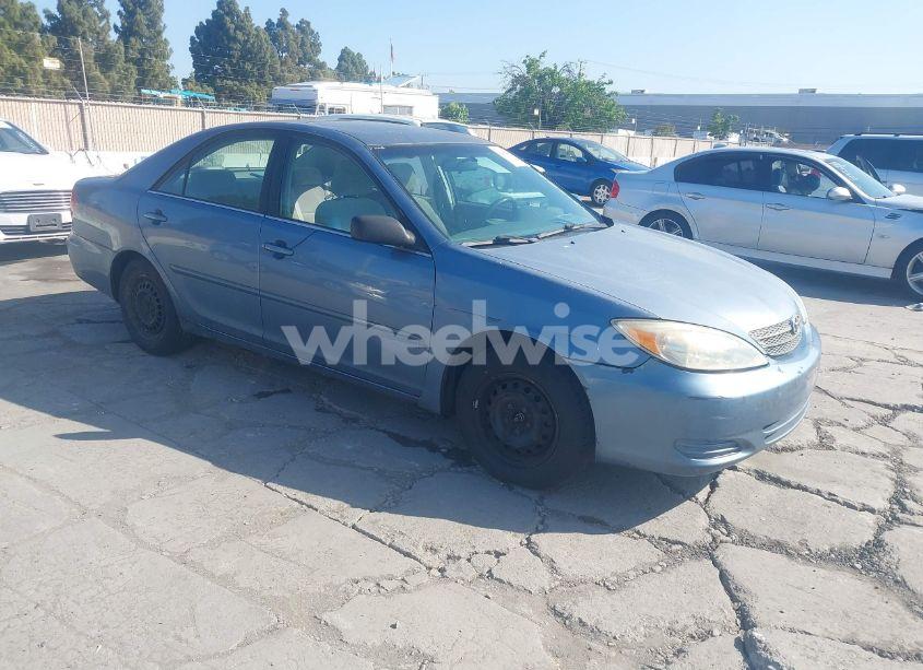 2002 Toyota Camry LE (VIN JTDBE32K520033900) main photo