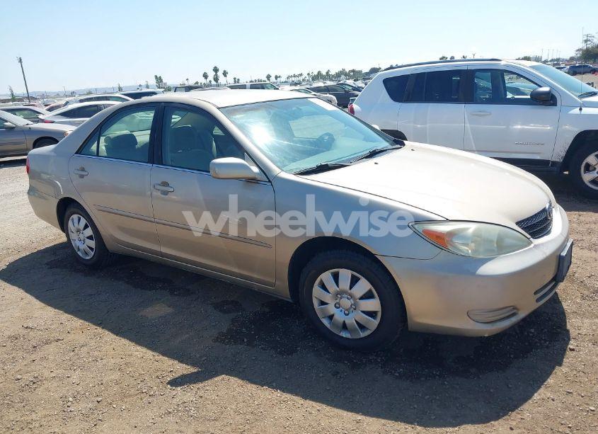 2002 Toyota Camry LE (VIN JTDBE32K520105405) main photo