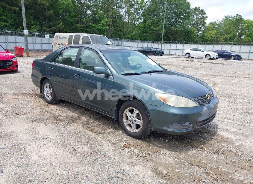 2002 Toyota Camry LE (VIN JTDBE32K920007008) main photo