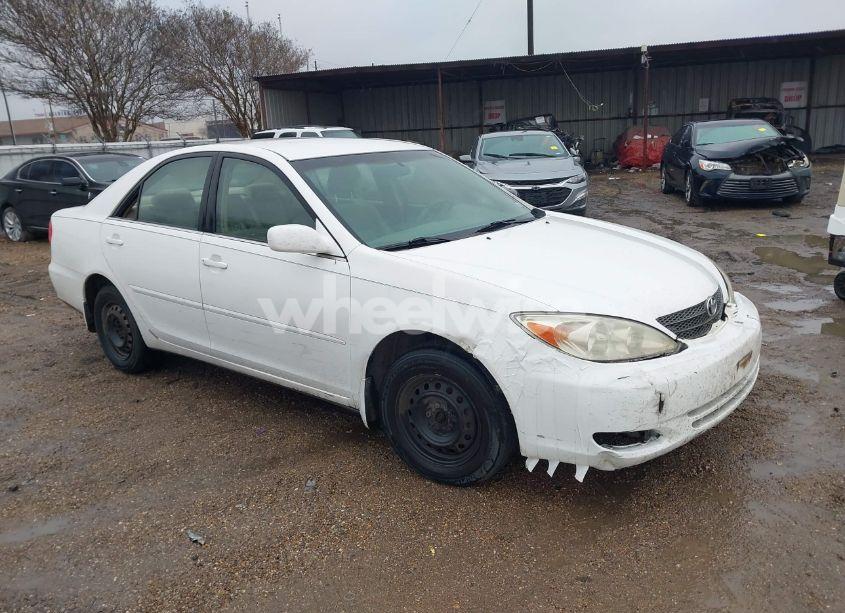 2002 Toyota Camry LE (VIN JTDBE32K920110820) main photo