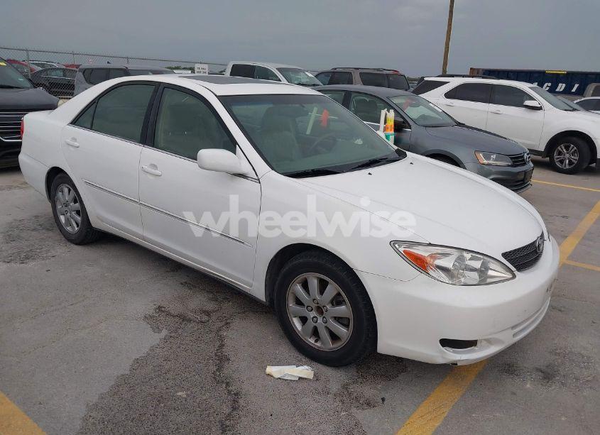 2002 Toyota Camry XLE V6 (VIN JTDBF30K220065641) main photo
