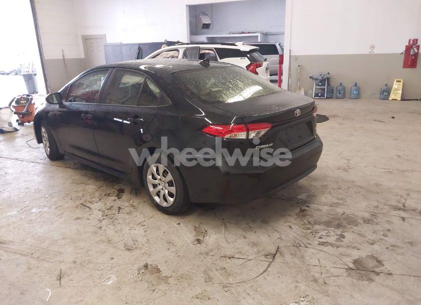 Photo 3 of 2021 Toyota Corolla LE (VIN JTDEPMAE4MJ186595)