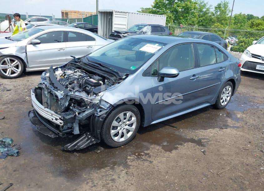 Photo 2 of 2022 Toyota Corolla LE (VIN JTDEPMAE4N3004674)