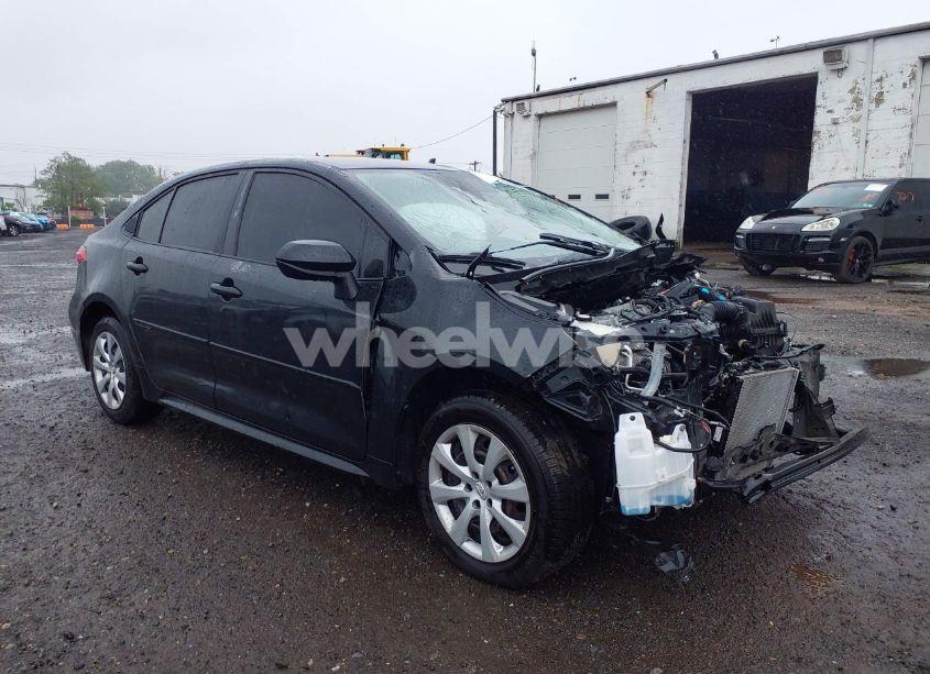 2021 Toyota Corolla LE (VIN JTDEPMAE5MJ135932) main photo