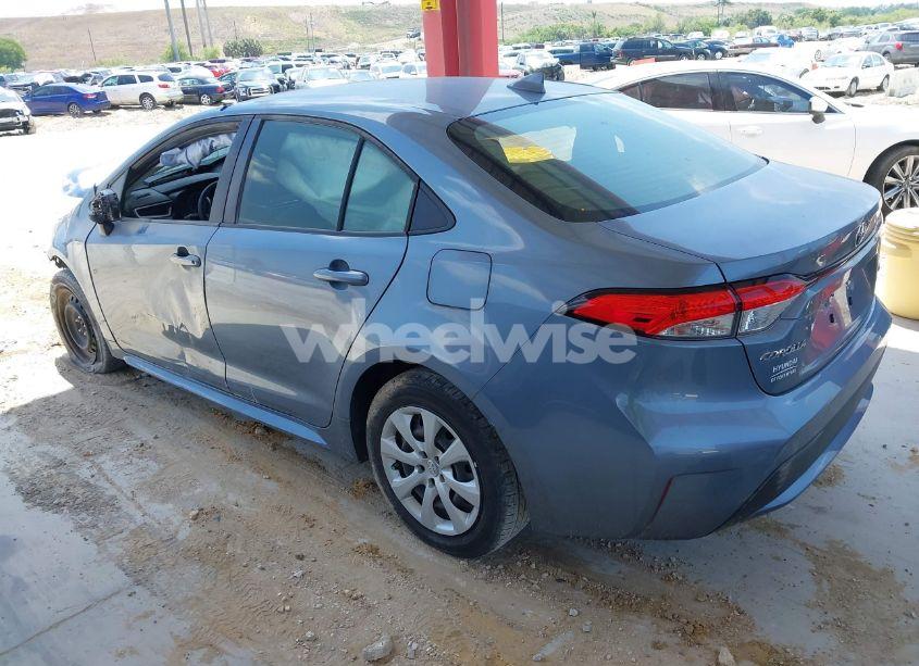 Photo 3 of 2022 Toyota Corolla LE (VIN JTDEPMAE5NJ218049)