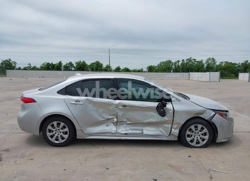 Photo 13 of 2021 Toyota Corolla LE (VIN JTDEPMAE7MJ158841)