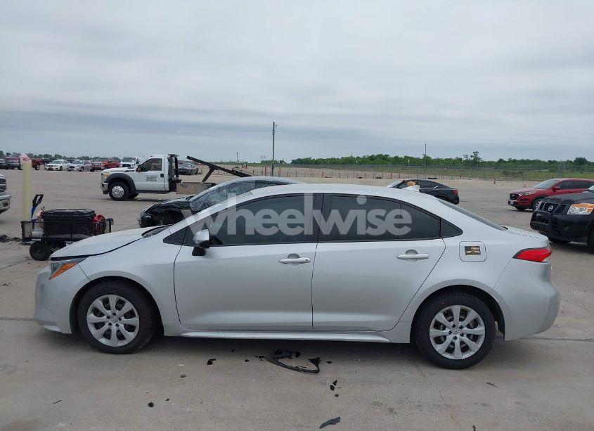 Photo 14 of 2021 Toyota Corolla LE (VIN JTDEPMAE7MJ158841)