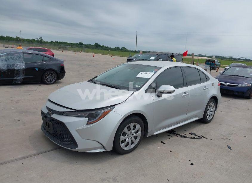 Photo 2 of 2021 Toyota Corolla LE (VIN JTDEPMAE7MJ158841)