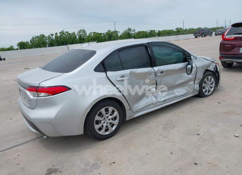 Photo 4 of 2021 Toyota Corolla LE (VIN JTDEPMAE7MJ158841)