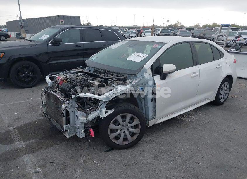 Photo 2 of 2022 Toyota Corolla LE (VIN JTDEPMAE7N3020352)