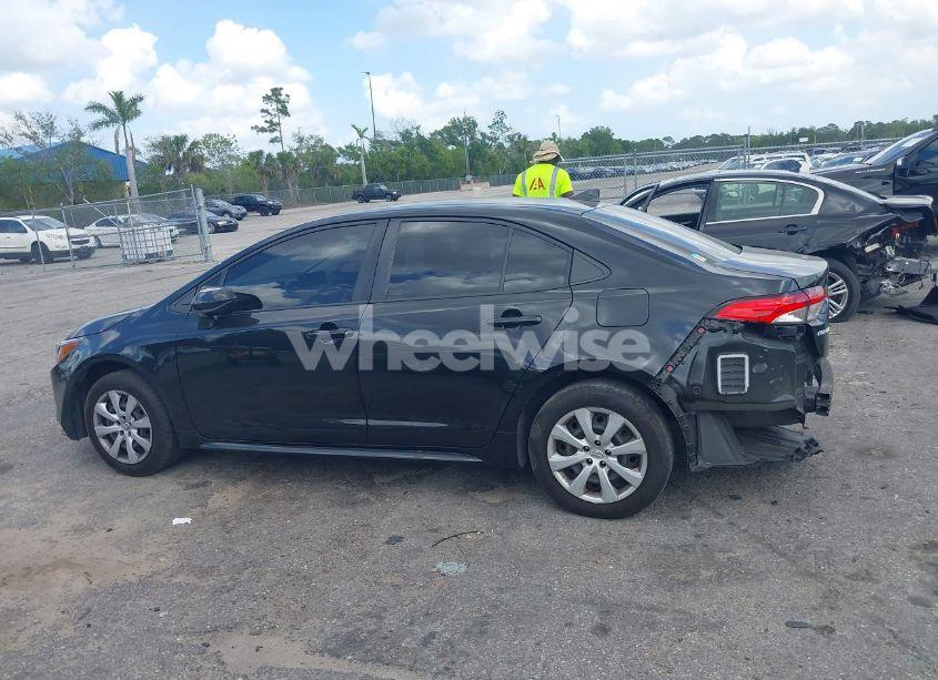 Photo 15 of 2022 Toyota Corolla LE (VIN JTDEPMAE7NJ227819)